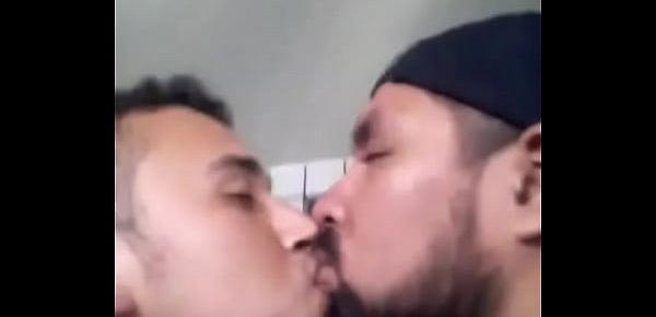  hetero casado se deja besar